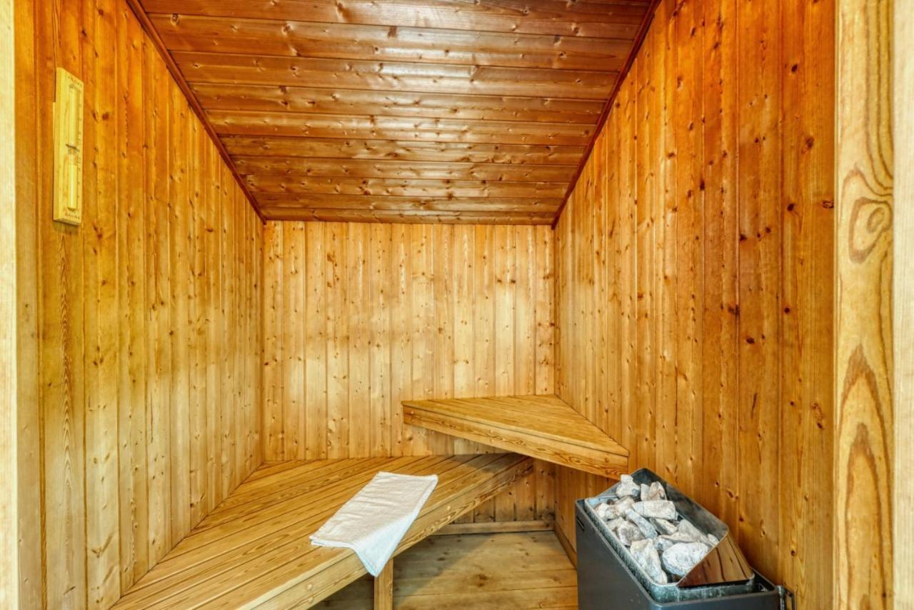 Kranich Ferienhaeuser Mit Innenpool Hohendorf  エクステリア 写真