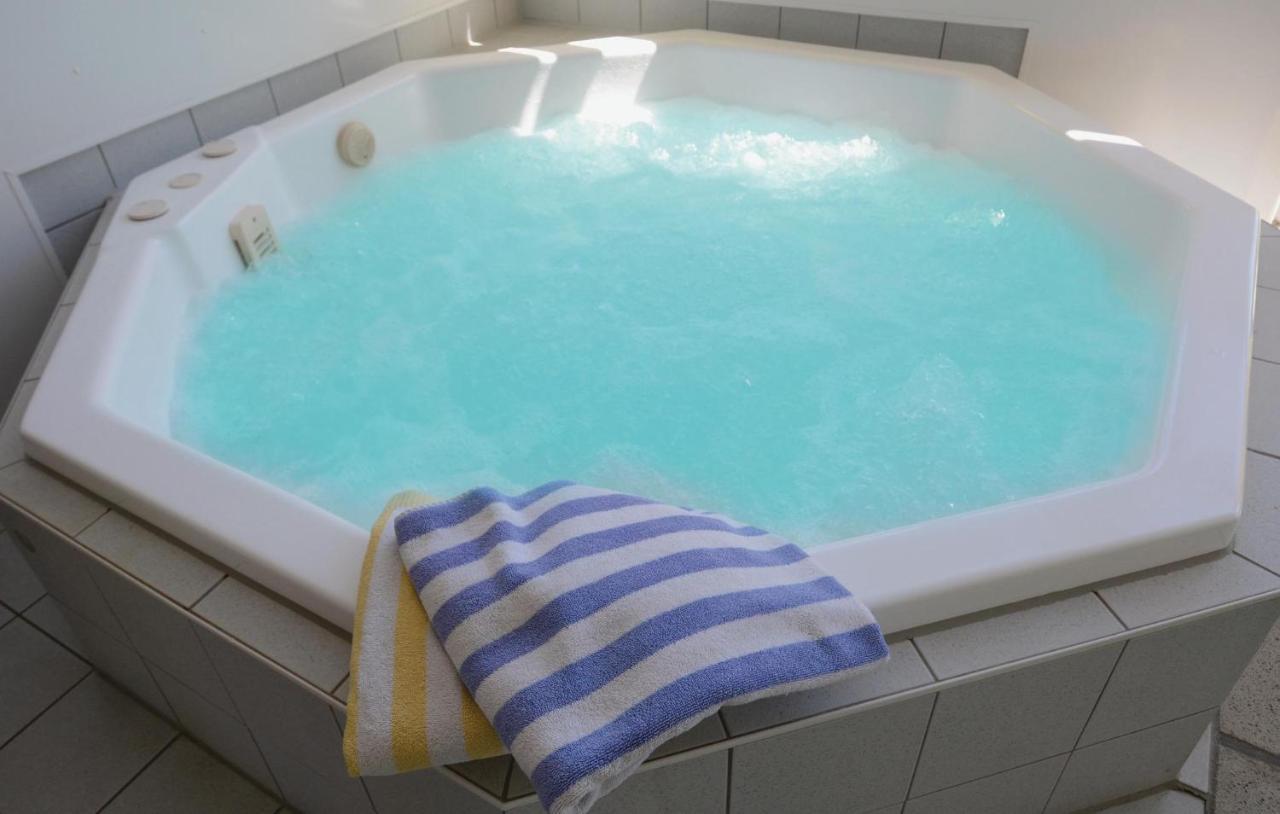 Kranich Ferienhaeuser Mit Innenpool Hohendorf  エクステリア 写真