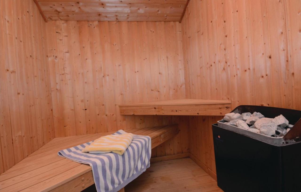 Kranich Ferienhaeuser Mit Innenpool Hohendorf  エクステリア 写真