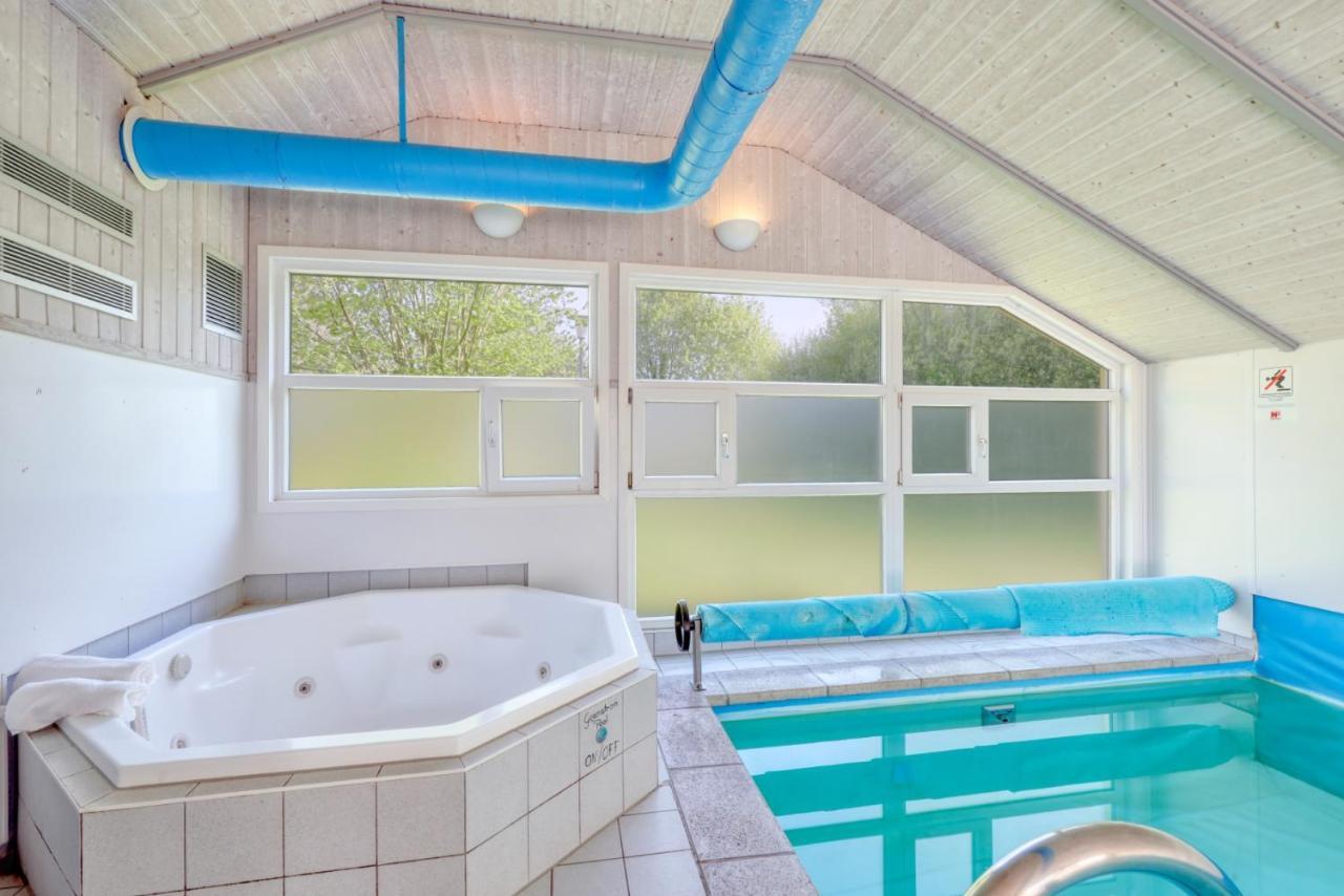 Kranich Ferienhaeuser Mit Innenpool Hohendorf  エクステリア 写真