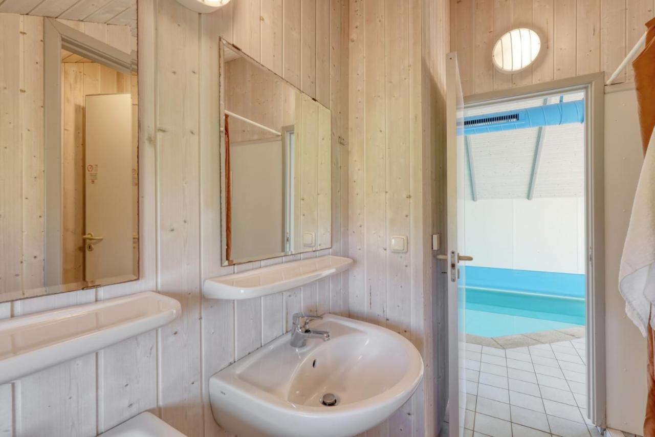 Kranich Ferienhaeuser Mit Innenpool Hohendorf  エクステリア 写真