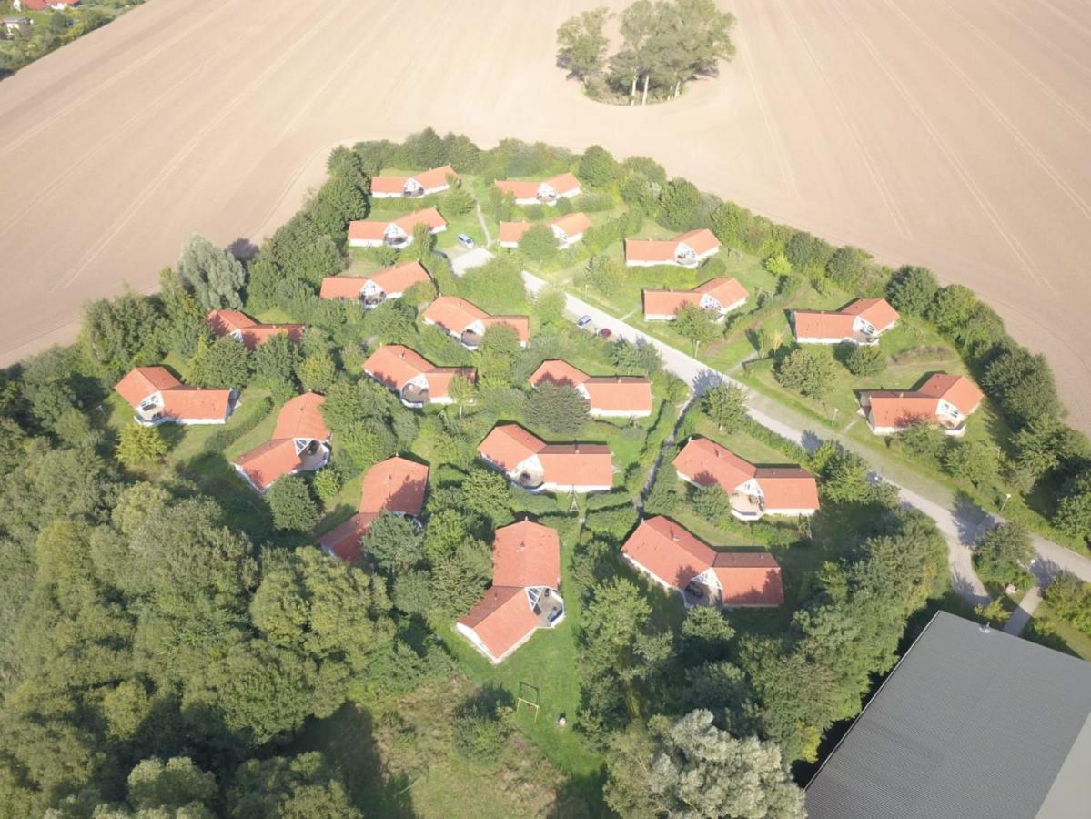 Kranich Ferienhaeuser Mit Innenpool Hohendorf  エクステリア 写真
