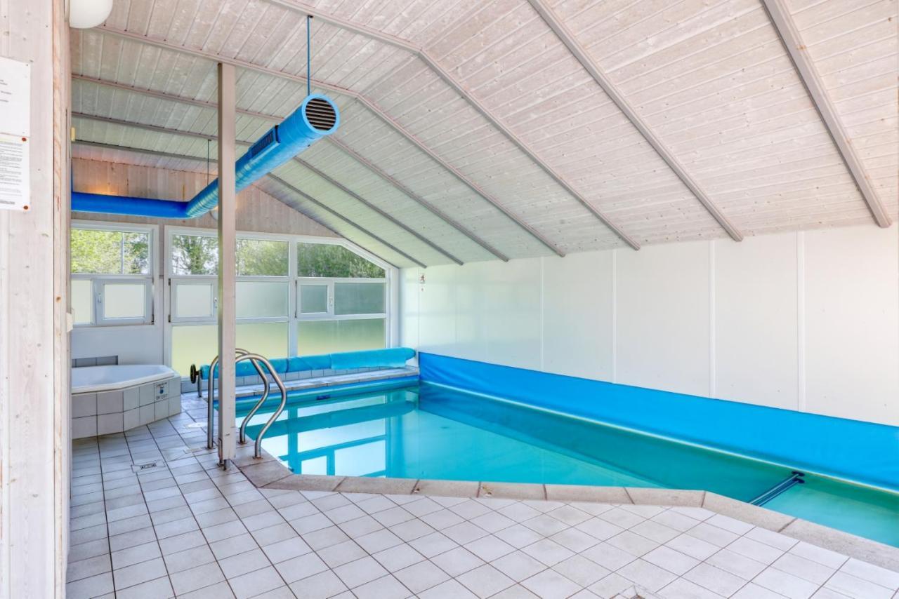 Kranich Ferienhaeuser Mit Innenpool Hohendorf  エクステリア 写真